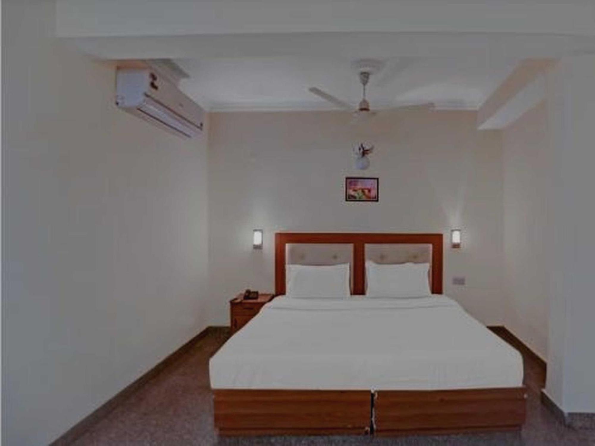 Oyo 75948 Hotel Tushar Continental Nowe Delhi Zewnętrze zdjęcie